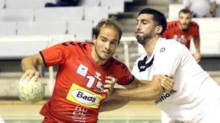 Miguel Gomes, defendido por Nico Bonanno, en el reciente encuentro amistoso contra Anaitasuna