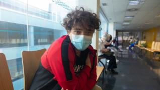 Abel Ciudad, de 18 años, tras recibir la vacuna en el centro de salud Amparo Poch de Zaragoza.