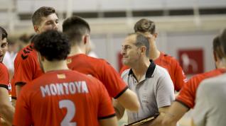 Nolasco, técnico del Bada Huesca, se dirige a sus jugadores.
