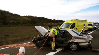 Asistencia a uno de los vehículos implicados en el accidente de Alcampell.