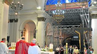 Los andamios forman parte del “decorado” interior de la iglesia desde que se reabrió al culto.