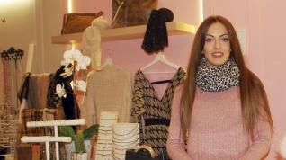 Paula Casaus se trasladó a vivir desde la ciudad a Poleñino y abrió una tienda en Sariñena.
