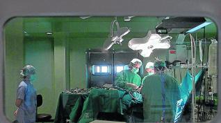 Imagen de archivo de una operación en un quirófano en el Hospital Clínico Lozano Blesa.