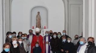 El obispo y los feligreses junto a la talla de Santa Bárbara, durante la jornada de este sábado en la localidad de Azanuy.