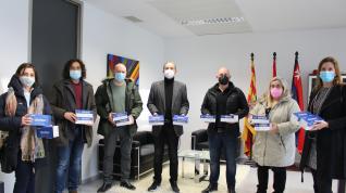 Imagen del acto en el despacho de alcaldía, con Alfonso Adán y Juan Carlos García en el centro y representantes de las AMPAS