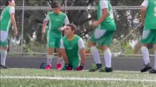 Un joven sin piernas se convierte en la estrella de su club de fútbol en Colombia