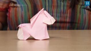 El pony aragonés de papel que ha dado al vuelta al mundo, paso a paso