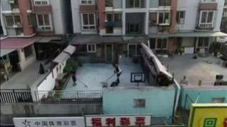Construye una pista de hielo en su terraza para poder jugar al hockey