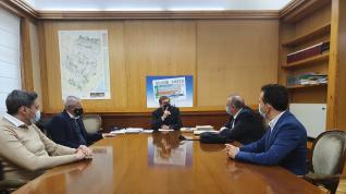 Arturo Aliaga  en la reunión  que ha mantenido con responsables del Grupo Pini. albelda
