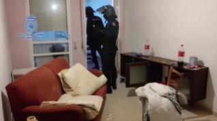 La Policía desaloja a los okupas del edificio de Zaragoza Vivienda en Las Armas