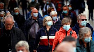 Personas usando la mascarilla en la calle