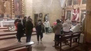 Un grupo de mujeres canta a la Santa en Alberuela de Tubo, Huesca