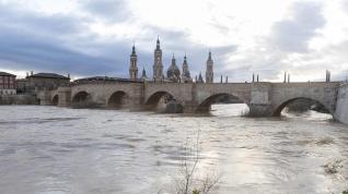 El puente de Piedra de Zaragoza con la basílica del Pilar al fondo. Río Ebro. gsc