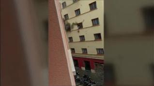 Dos personas saltan al vacío acorraladas por las llamas en el incendio de un hotel en Barcelona
