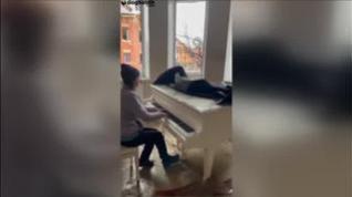 Emotivo vídeo de una ucraniana al piano antes de dejar su casa devastada por las bombas