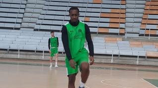 Abdul Dial en uno de sus primeros entrenamientos con el Levitec Huesca La Magia.