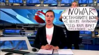 La valentía de la editora de la televisión pública rusa le puede costar 15 años de cárcel
