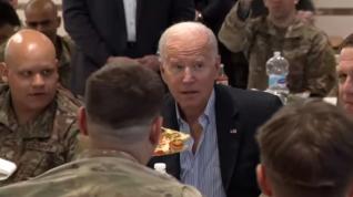 Joe Biden almuerza pizza con los soldados estadounidenses en Polonia