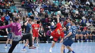 Montoya, pivote del Bada Huesca, realiza un lanzamiento ante el Cangas.
