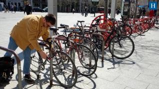 Bicicletas y patinetes de alquiler "copan" los aparcabicis públicos del Centro
