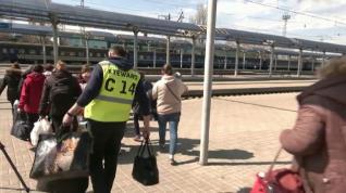 Habitantes de la región del Donbás huyen en tren