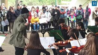 Un concierto bajo el Puente de Hierro de Zaragoza para pedir mejoras en el Conservatorio Profesional