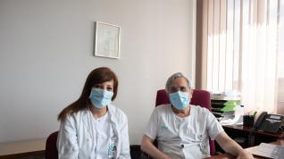 Antonio Rezusta y Yolanda Palacios, en el servicio de Microbiología del Servet.