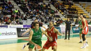 Jorge Lafuente ante Albert Sabat en el encuentro contra el Girona jugado en el Palacio de Deportes.