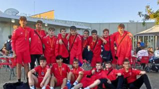 Los jugadores del equipo infantil del Lasaosa BM. Huesca, con sus medallas de subcampeones.