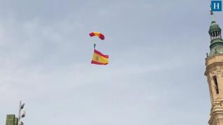 Así ha sido el salto de dos paracaidistas sobre la plaza del Pilar de Zaragoza