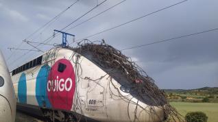 Fotos del tren de Ouigo que ha arrastrado la catenaria en Ariza y ha cortado la línea del AVE