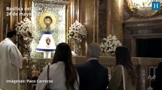 Jorge Mas visita a la Virgen del Pilar, que luce el manto del Real Zaragoza