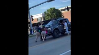 El conductor de una camioneta arrolla a un grupo de manifestantes proaborto en Iowa