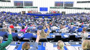 Miembros del Parlamento Europeo ayer durante la votación.