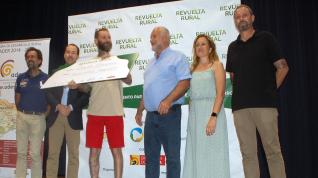 Entrega del premio a Óscar Sierra en la celebración del evento ‘Revuelta Rural’.