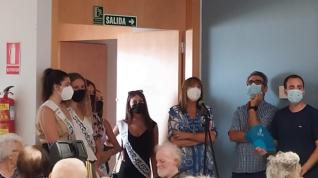 Las serrablesas del 2022, acompañadas por la alcaldesa, Berta Fernández, visitan la residencia.