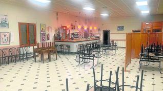 Salón interior del Casino de Alcalá de Gurrea, actualmente recogido y sin clientes, pero manteniendo el esplendor de antaño.