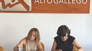 Firma del convenio entre Esperanza López y Lourdes Arruebo.