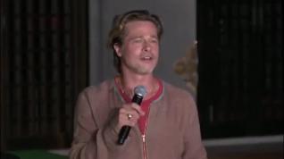 Brad Pitt asiste a un ritual budista como parte de su promoción de "Bullet Train"