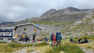 Montañeros en el exterior del refugio de Góriz, en pleno Parque Nacional de Ordesa y Monte Perdido.
