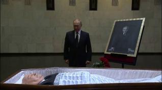 Putin deposita un ramo de flores ante el féretro de Gorbachov