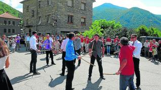 Vecinos de Sarvisé realizan el tradicional Paloteau en la última edición de las fiestas.