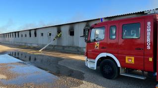Labores de extinción del incendio en la granja de Senés de Alcubierre.
