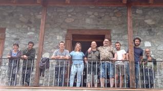 Los ocho alumnos de la primera promoción con la profesora y veterinaria Asun Ballarín.