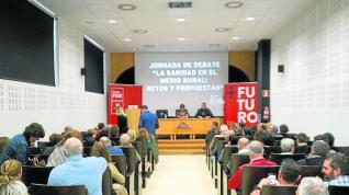 Imagen 80543170 Profesionales y representantes institucionales debatieron ayer durante una jornada celebrada en Sariñena.