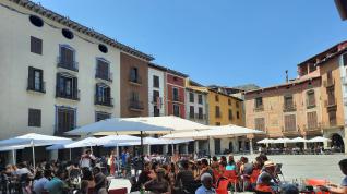Turistas en la plaza Mayor de Graus.