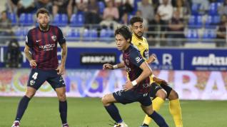 Kento Hashimoto maneja el balón durante el encuentro con el Lugo.