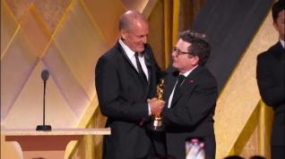 El actor Michael J. Fox recibe un Oscar honorífico por su lucha contra el Parkinson
