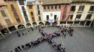 25 N graus 22 Escolares de la zona han compuesto un enorme lazo morado.