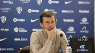 El entrenador del Huesca durante su rueda de prensa.